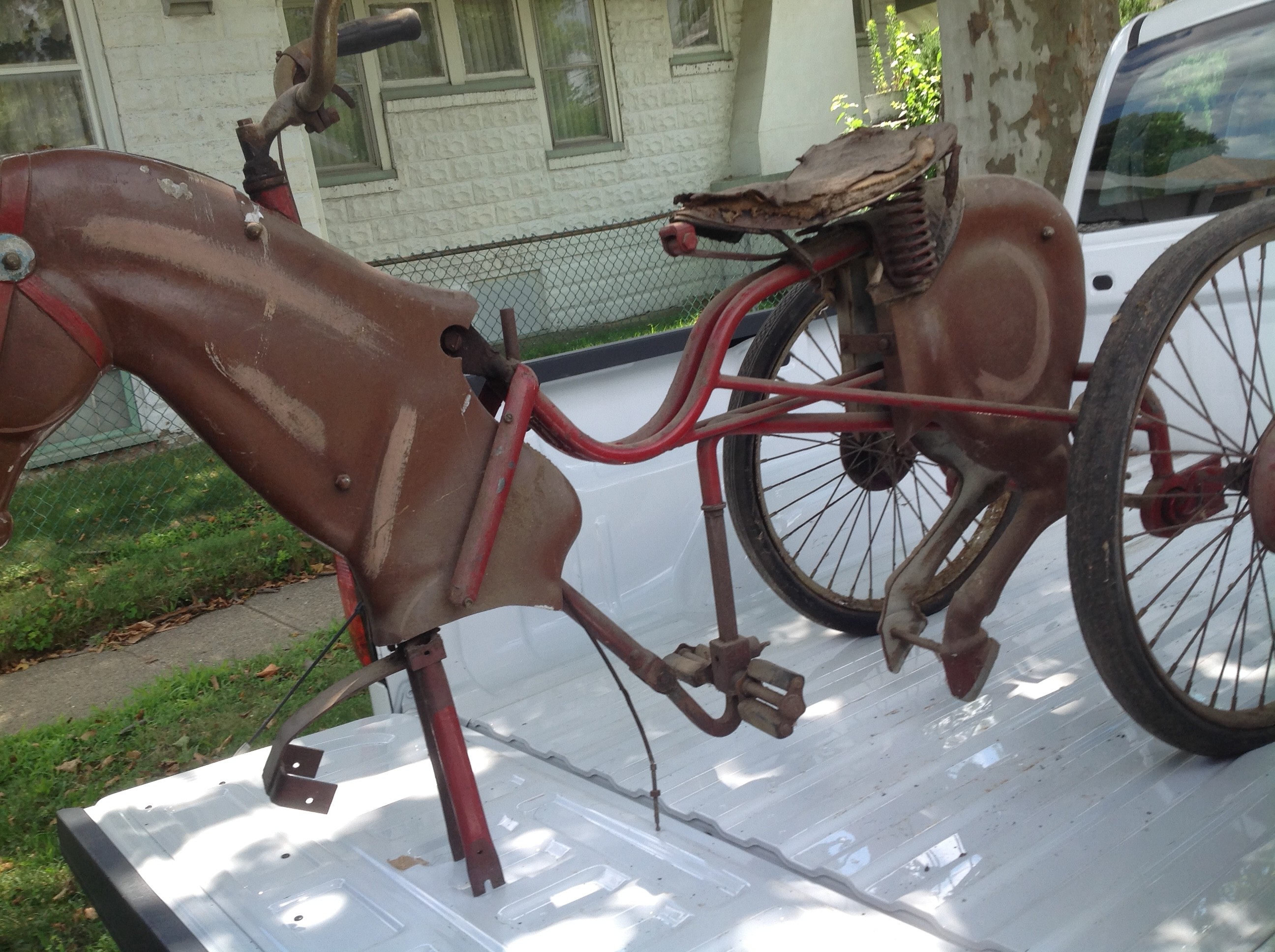 Вело лошадка. Лошадь с педальным приводом. Лошадка с ножным приводом. Конь педальный велосипед. Лошадь на велосипеде.